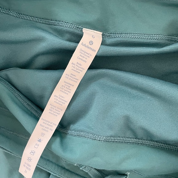 Lululemon play off the pleat shorts - Picture 5 of 9